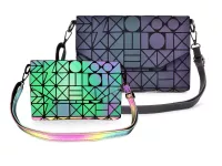 CROSSBODY KABELKA, reflexně svítící při dopadu světla, CHAMELEON GEOMETRIC