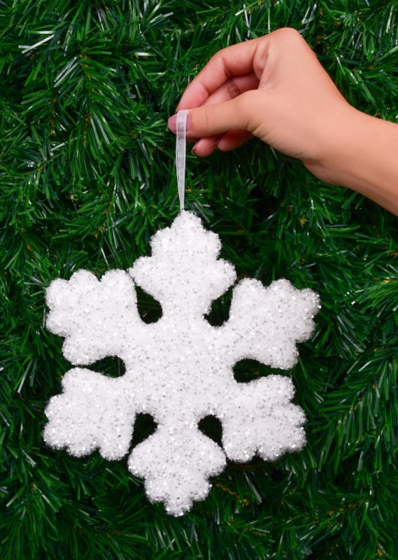 21 cm velká sněhově bílá vločka, s třpytivými lametkami, na okno, nad stůl, do prostoru