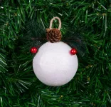 Bílá vánoční koule, s přírodní přízdobou
