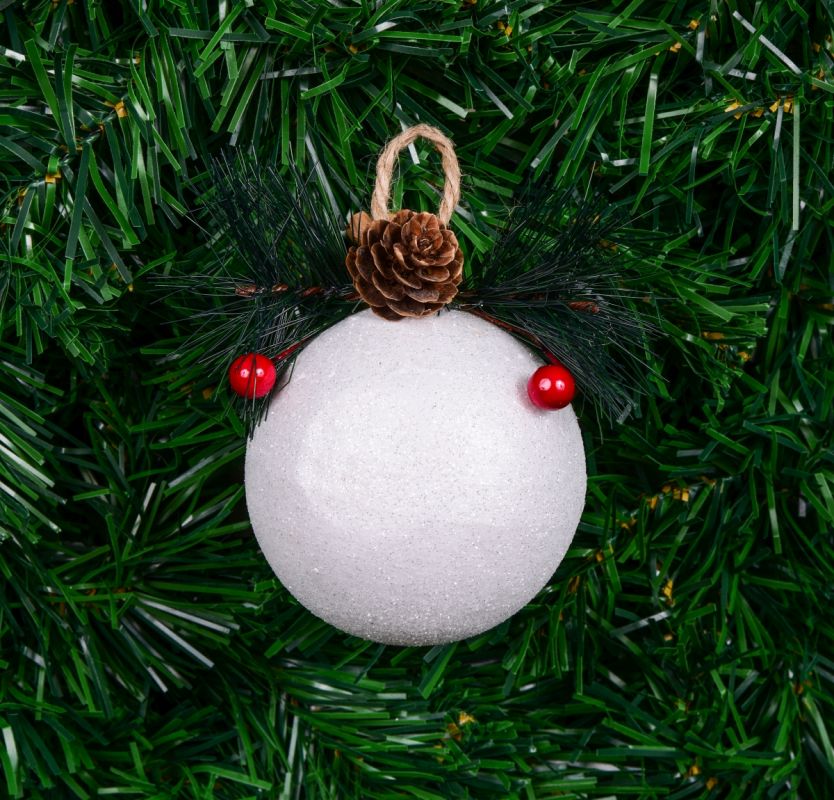 Bílá vánoční koule, s přírodní přízdobou