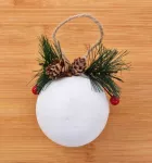 Bílá vánoční koule, s přírodní přízdobou