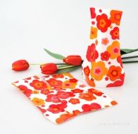 Skládací váza na květiny s oranžovočervenými květy