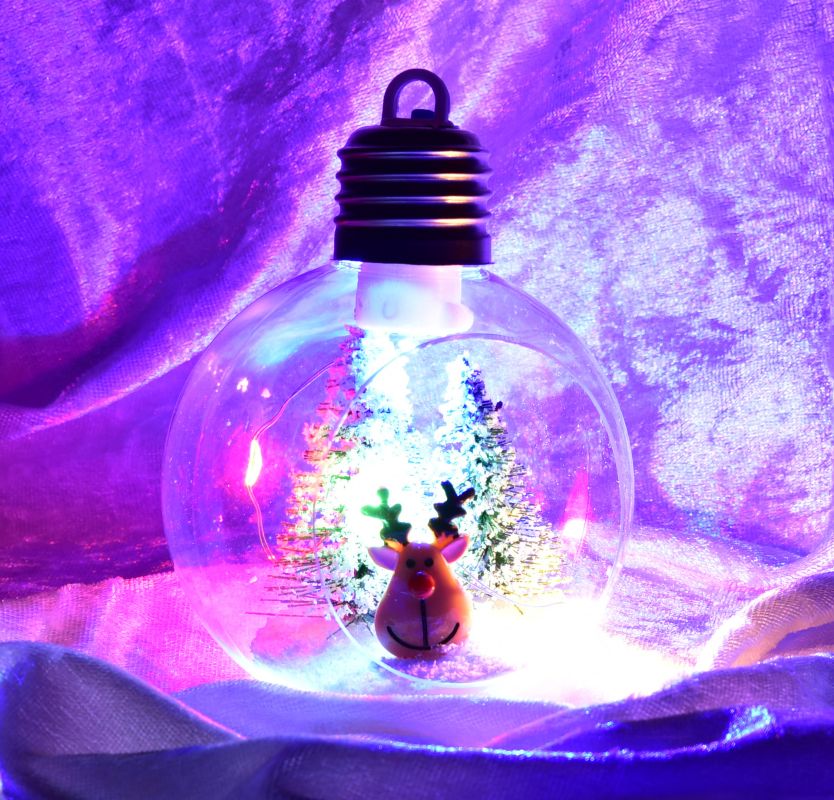 Transparentní koule s LED osvětlením a vnitřní dekorací