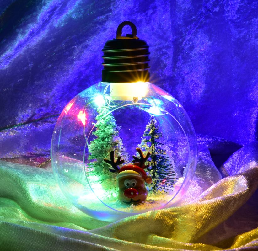 Transparentní koule s LED osvětlením a vnitřní dekorací