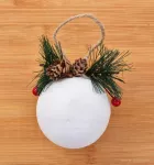 Bílá vánoční koule, s přírodní přízdobou