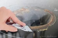 SEŠKRABÁVAČ na snadné odstranění připálenin ze