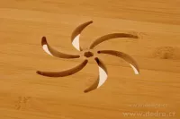 Bambusový stolek pod notebook i na snídani do postele