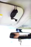 PODRŽBRÝLE praktický držák brýlí do auta stříbrný