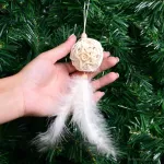 Ratanová koulička, s jemnými pírky 20 cm