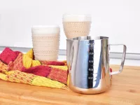 550 ml nerezová konvička na mléko s odměrkou