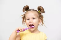 1 ks přírodní dětská zubní pasta SWEET & SMILE pro ochranu mléčných zubů, se žvýkačkovou příchutí, DEDRA DENT