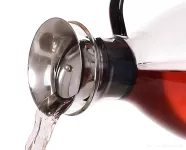 1,2 L karafa z borosilikátového skla s nerezovou výklopnou zátkou BOROSIL GLASS