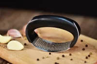 10,5 cm KOLÉBKOVÝ LIS NA ČESNEK, kombinace nerezu a kvalitního plastu