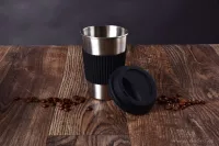 500 ml nerezový hrnek KELIMÉRO® se silikonovým páskem a víčkem
