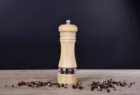 Ruční mlýnek na pepř a sůl z bukového dřeva