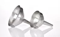 Nerezový trychtýř/nálevka s ouškem na pověšení, průměr 10 cm