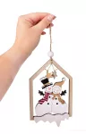 16 cm dřevěná ozdoba ve tvaru domečku s roztomilou aplikací sněhuláků