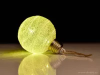 8 cm svíticí LED koule s bílým lemováním a třpytivým finišem