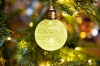 8 cm svíticí LED koule s bílým lemováním a třpytivým finišem