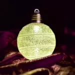 8 cm svíticí LED koule s bílým lemováním a třpytivým finišem