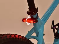 Nabíjecí USB intenzivní LED červené světlo na kolo