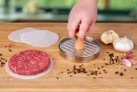 Nerezový masívní lis na hamburgery s dřevěnou rukojetí HAMBÁTOR