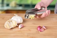 17 cm nerezový lis na česnek s výklopnou lisovací komorou, masivní provedení