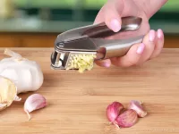 17 cm nerezový lis na česnek s výklopnou lisovací komorou, masivní provedení