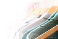 ECO žehlička ve spreji® WHITE COTTON na vyrovnání skladů a záhybů na oblečení