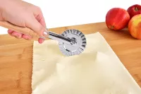 16 cm rádlo-vroubkovaný kráječ na těsto