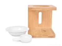Keramická aromalampa PARFUMIA® umístěná na bambusovém stojanu
