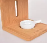 Keramická aromalampa PARFUMIA® umístěná na bambusovém stojanu