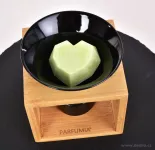Keramická aromalampa PARFUMIA® umístěná na bambusovém stojanu