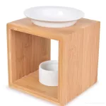 Keramická aromalampa PARFUMIA® umístěná na bambusovém stojanu