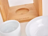 Keramická aromalampa PARFUMIA® umístěná na bambusovém stojanu