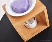 Keramická aromalampa PARFUMIA® umístěná na bambusovém stojanu