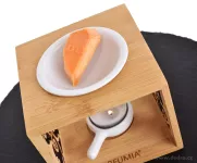 Keramická aromalampa PARFUMIA® umístěná na bambusovém stojanu