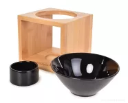 Keramická aromalampa PARFUMIA® umístěná na bambusovém stojanu