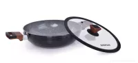 Pánev WOK Ø 28 cm s poklicí BIOPAN® WOODOO, s rukojetí soft touch v imitaci dřeva