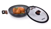 Pánev WOK Ø 28 cm s poklicí BIOPAN® WOODOO, s rukojetí soft touch v imitaci dřeva