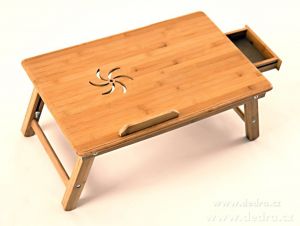 Bambusový stolek pod notebook i na snídani do postele