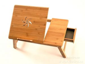 Bambusový stolek pod notebook i na snídani do postele